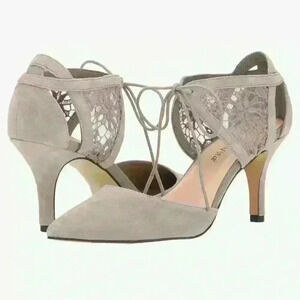 New in box Bella Vita Women’s Heels in Stone Kid Sued Demi Size 8N